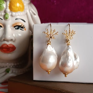 Bride earrings with large baroque pearls