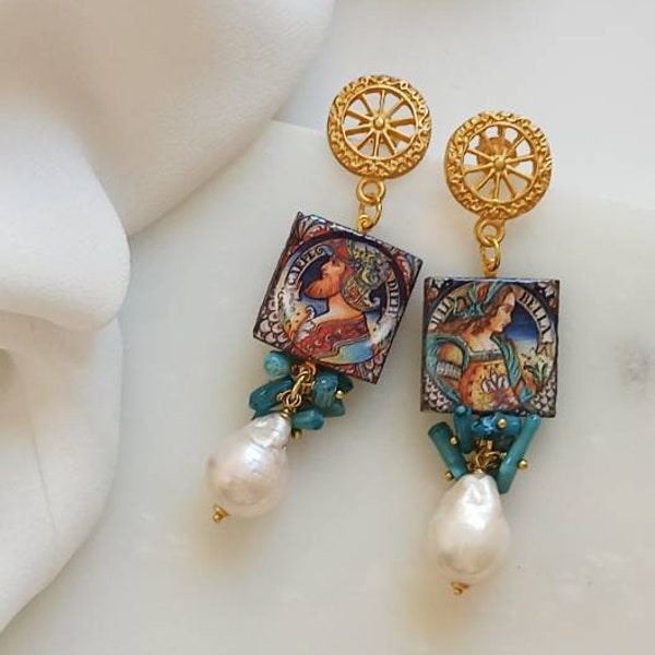 Boucles d'oreilles siciliennes avec carreaux de céramique Caltagirone et perles baroques