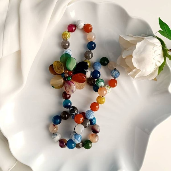 Long collier avec pierres d’agate arc-en-ciel et fleur