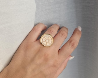 Runder Ring aus 925er Sterlingsilber, vergoldet, mit Kamee aus Torre del Greco