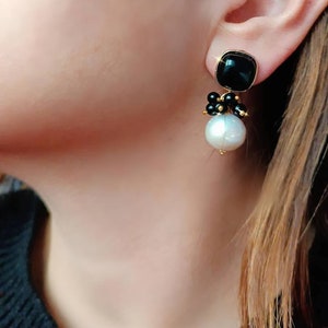 Boucles d'oreilles pendantes avec Perles baroques et Oeil de Chat noir image 4