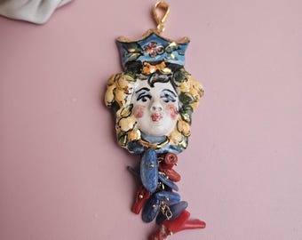 Colgante Cabeza de Moro en cerámica de Caltagirone, coral y cianita azul