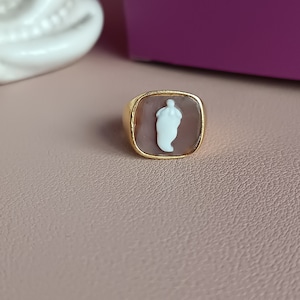 Chevalierring van verguld 925 zilver met gelukshoorncamee in sardonische schelp