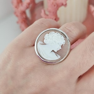 Ronde ring van 925 zilver met Torre del Greco Cameo
