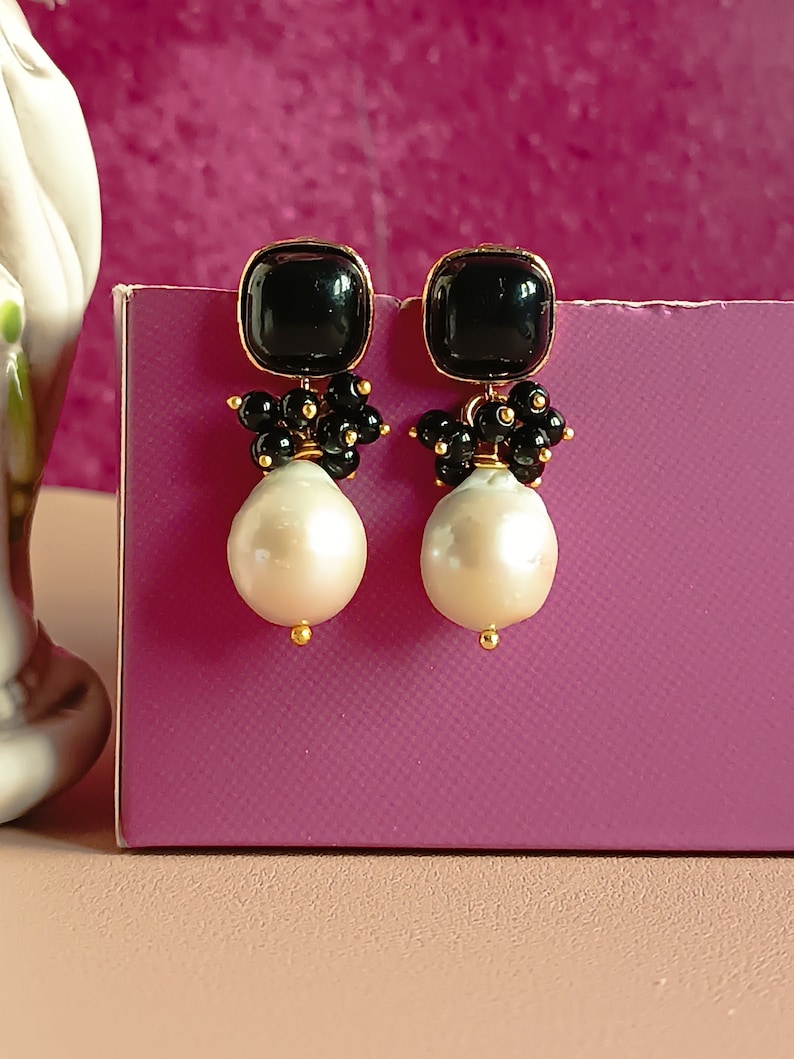 Boucles d'oreilles pendantes avec Perles baroques et Oeil de Chat noir image 3