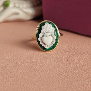 Ovale ring van verguld 925 zilver met heilige hartcamee in sardonische schelp