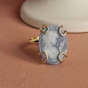 Victoriaanse ring in 925 zilver verguld met blauwe agaat camee