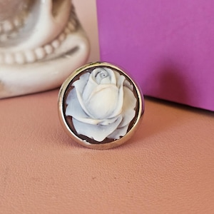 Victoriaanse ring in 925 zilver met handgemaakte bloemencamee van Torre del Greco