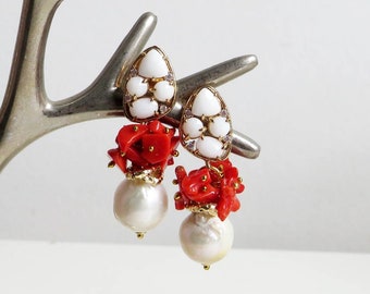 Boucles d’oreilles goutte à goutte avec perles baroques et corail rouge