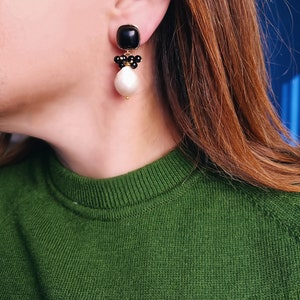 Boucles d'oreilles pendantes avec Perles baroques et Oeil de Chat noir image 2