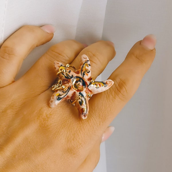 Anello Artigianale con stella marina in ceramica di Caltagirone dipinta a mano
