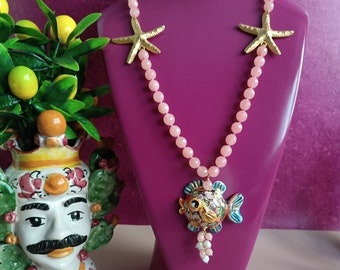 Collier sicilien avec quartz rose et poisson en céramique de Caltagirone