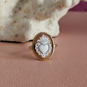 Ovale ring van verguld 925 zilver met heilige hartcamee in sardonische schelp