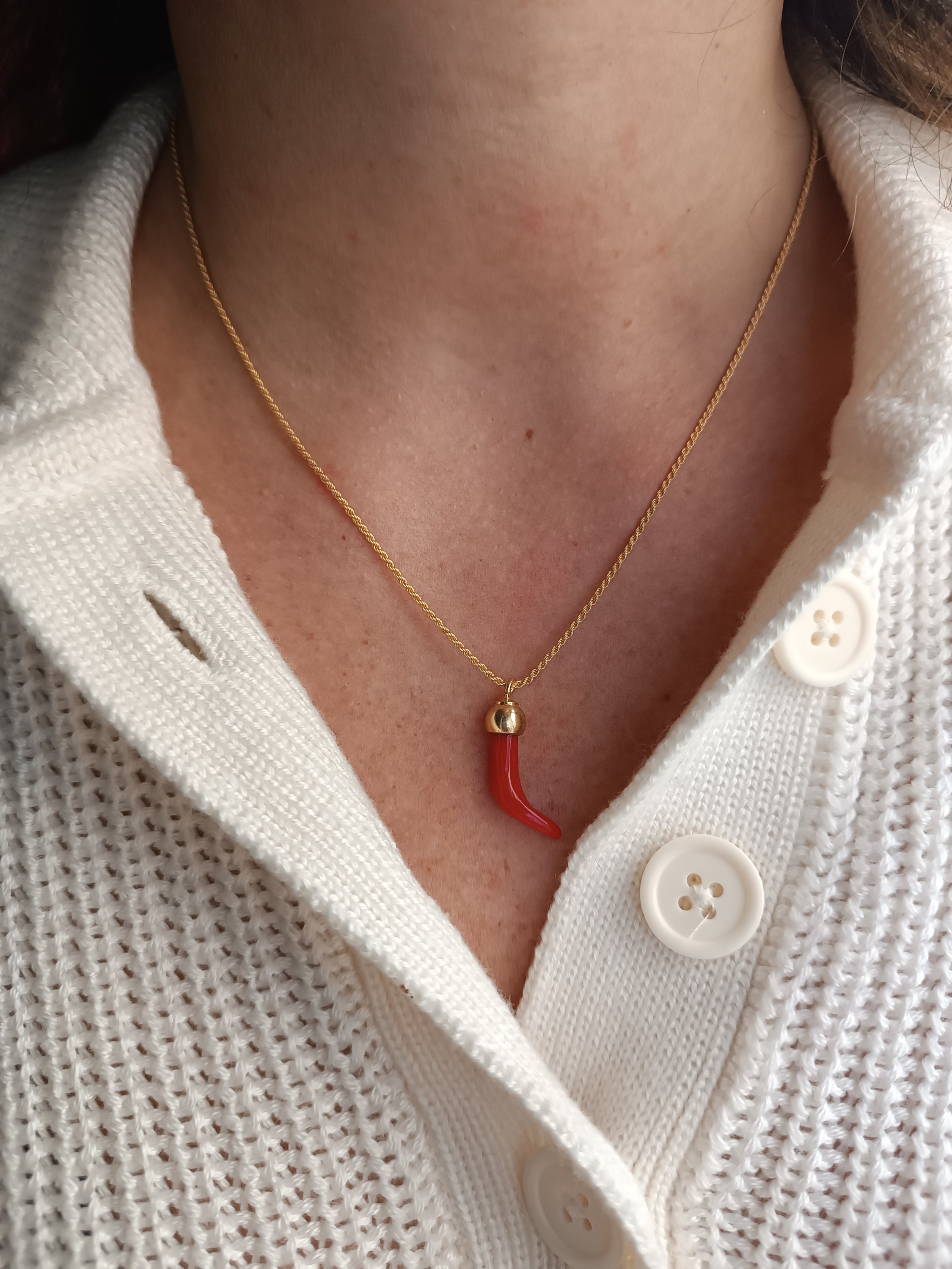 Bracciale stile rosario con cristalli neri e ciondolo cornetto rosso