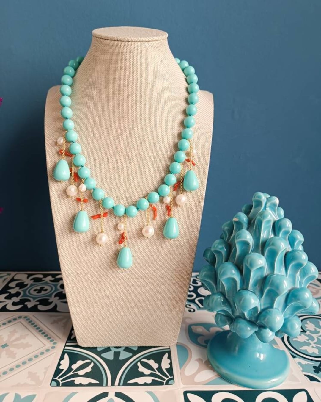 Collana decollete con Pasta di Turchese, Perle Barocche e Corallo - Main Image