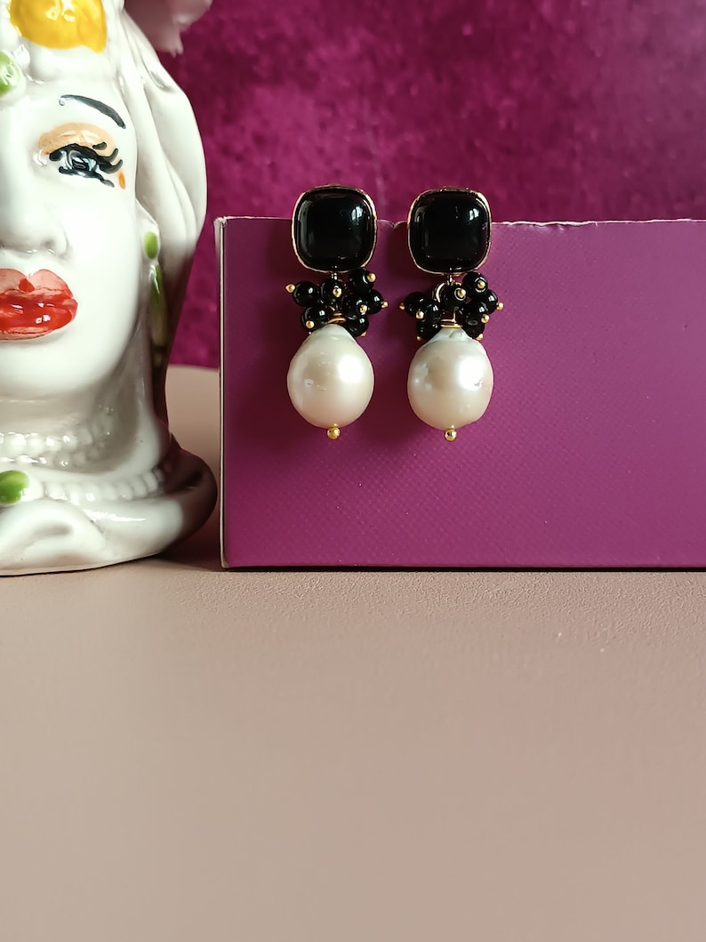 Boucles d'oreilles pendantes avec Perles baroques et Oeil de Chat noir image 1