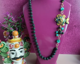 Collar siciliano con piedra de lava y pez en cerámica de Caltagirone