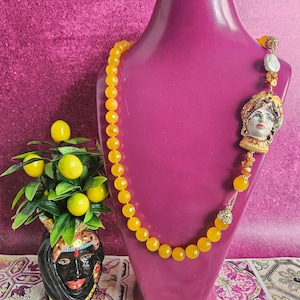 Siciliaanse ketting met gele agaat en vrouwenhoofd in Caltagirone keramiek
