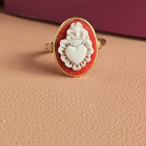 Ovale ring van verguld 925 zilver met heilige hartcamee in sardonische schelp