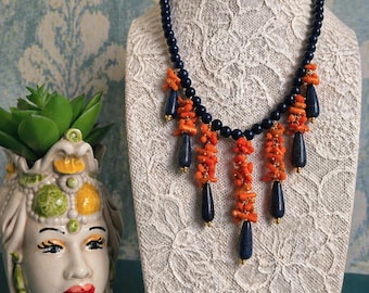 Handgemaakte halsketting met blauwe lapis lazuli en natuurlijk rood koraal.