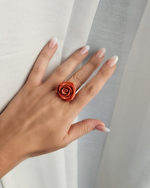 Anillo con rosa roja sale