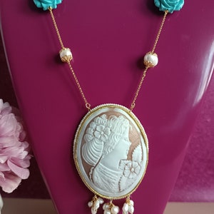 Collana decollete a catena con perle di fiume, rose turchesi e Cammeo conchiglia sardonica di Torre del Greco immagine 6