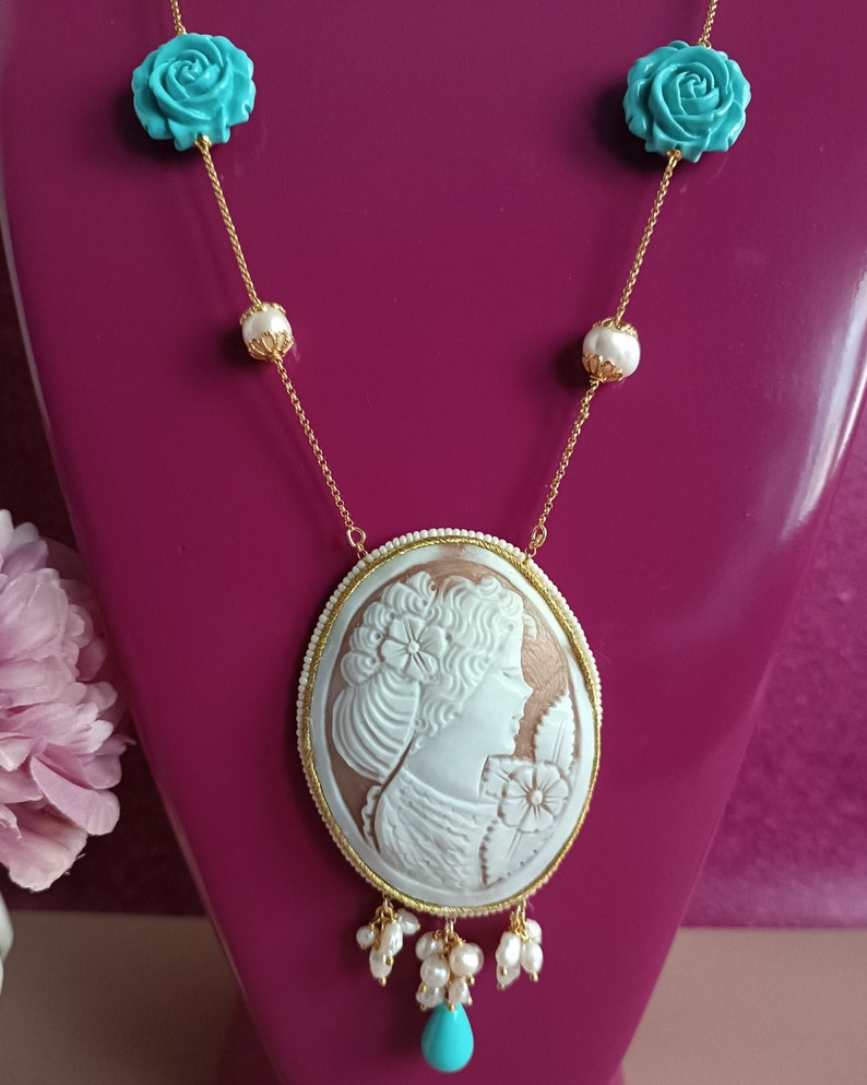 Collana decollete a catena con perle di fiume, rose turchesi e Cammeo conchiglia sardonica di Torre del Greco immagine 6