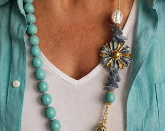 Collar siciliano con turquesa aulita y flor de cerámica de Caltagirone