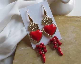 Pendientes colgantes con Sagrados Corazones y racimo de piedras rojas