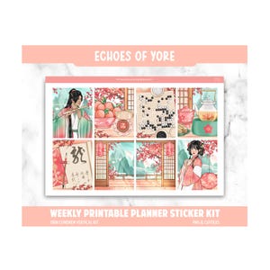 Op de afbeelding: Een wekelijkse, printbare planner sticker kit met een Aziatisch thema. De kit bevat illustraties van mensen in traditionele kleding, kersenbloesems en een Go-spel. De tekst "ECHOES OF YORE" en "WEEKLY PRINTABLE PLANNER STICKER KIT" zijn zichtbaar.
