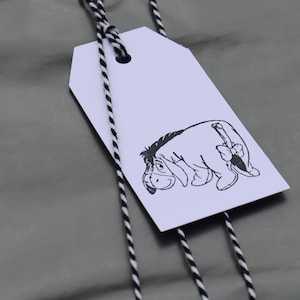 Étiquettes cadeaux Winnie the Pooh estampillées à la main - Smiling Eeyore Design - Choix de la couleur de la ficelle - Paquet de 10, 20 ou 30