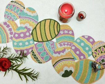 Camino de mesa con cuentas y forma de huevo hecho a mano. Decoración de mesa de Pascua.