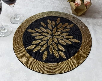 Mantel individual redondo con cuentas negras y doradas hecho a mano