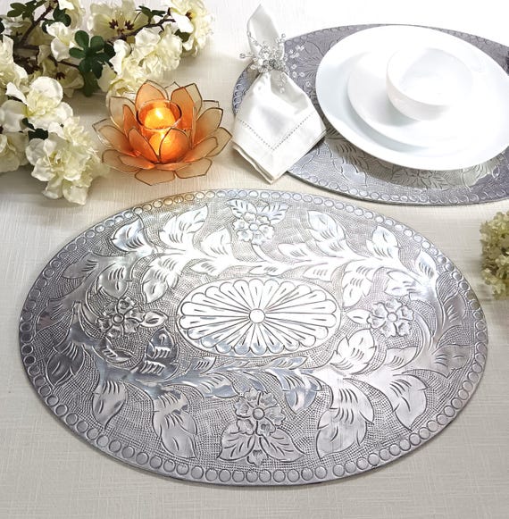 Handgefertigtes Platzset aus graviertem silbernem Metall, modernes Design, Tischdekoration, Aluminiummatten
