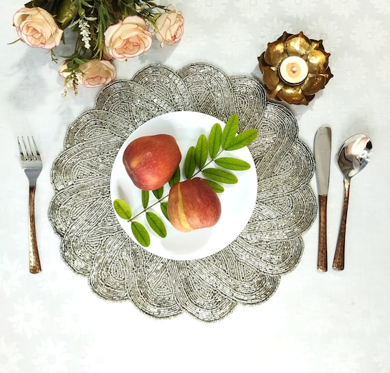 Una Ragazzina Carina Usa Una Mata A Colori Disegnando La Sua Famiglia Sulla Carta E Mostrandola All Insegnante Classe Alle Image302649510 - Foto 3