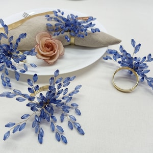 Ein Set aus 4 blauen Perlen Serviettenringen