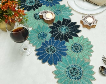 Camino de mesa con cuentas y flores azules hecho a mano