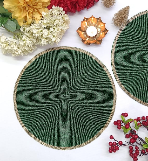 Ein Set aus 2 handgefertigten, grünen, perlenbesetzten Platzsets