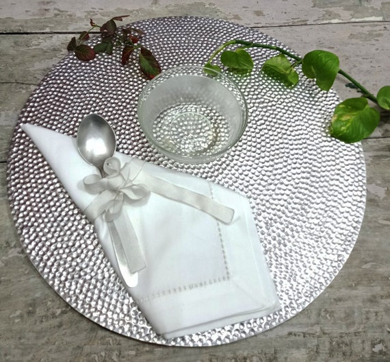 Handgefertigtes Platzdeckchen aus Aluminium: Modernes Tischdekor