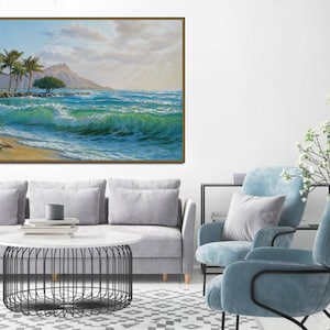 Puede incluir: Una pintura de una escena de playa tropical con palmeras, una monta&ntilde;a en la distancia y olas azul turquesa rompiendo en la orilla.