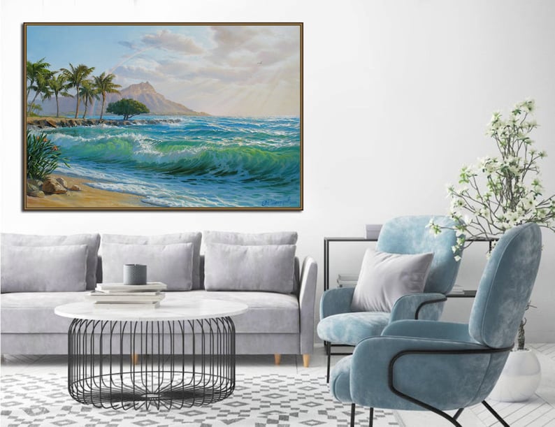 Puede incluir: Una pintura de una escena de playa tropical con palmeras, una monta&ntilde;a en la distancia y olas azul turquesa rompiendo en la orilla.