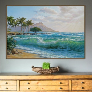 Puede incluir: Una pintura de una escena de playa tropical con palmeras, una monta&ntilde;a en la distancia y olas turquesa rompiendo en la orilla.