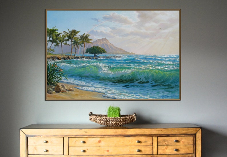 Puede incluir: Una pintura de una escena de playa tropical con palmeras, una monta&ntilde;a en la distancia y olas turquesa rompiendo en la orilla.