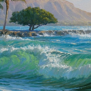 Puede incluir: Una pintura que representa una escena tropical con un &aacute;rbol verde exuberante en un afloramiento rocoso en el oc&eacute;ano. El agua es de un azul y verde vibrantes, con olas blancas y espumosas que rompen contra las rocas. El fondo presenta una cordillera y un arco&iacute;ris tenue.