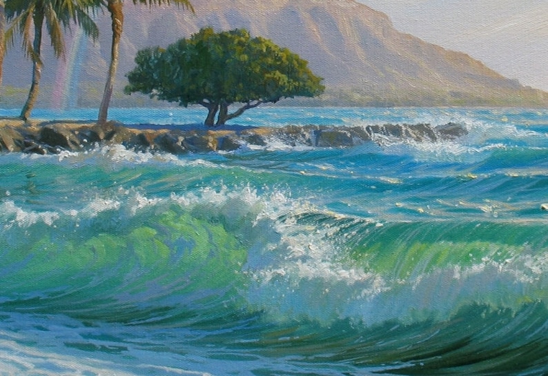 Puede incluir: Una pintura que representa una escena tropical con un &aacute;rbol verde exuberante en un afloramiento rocoso en el oc&eacute;ano. El agua es de un azul y verde vibrantes, con olas blancas y espumosas que rompen contra las rocas. El fondo presenta una cordillera y un arco&iacute;ris tenue.
