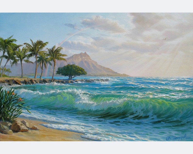 Puede incluir: Una pintura de una escena de playa tropical con palmeras, una monta&ntilde;a en la distancia y un arco&iacute;ris en el cielo. El oc&eacute;ano es azul y verde, con olas rompiendo en la orilla. La playa es arenosa y hay rocas en el agua.