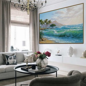 Puede incluir: Una pintura enmarcada de una escena de playa tropical con palmeras, una monta&ntilde;a en la distancia y olas azul turquesa rompiendo en la orilla.