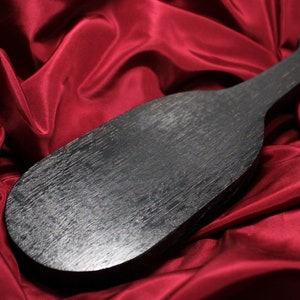 Paddle in walnut wood naturally stained in black