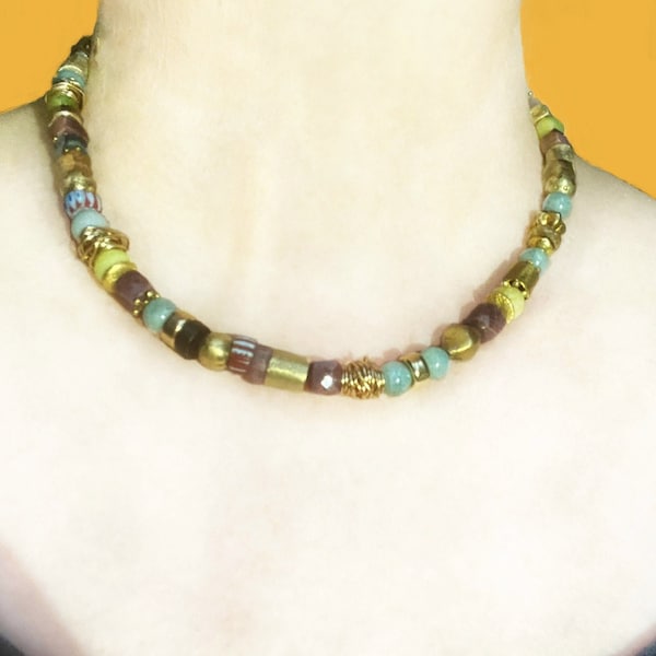 goldbunte Halskette mit Rubinen, Aquamarin, Turmalin, Tradebeads