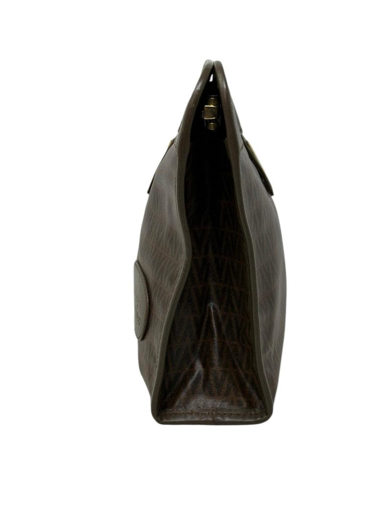 Bolso de mano Valentino de piel marrón con estampado en V. imagen 4